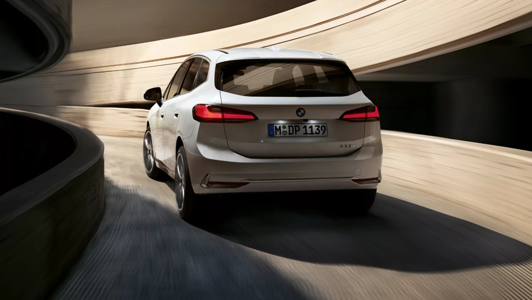 Vue de la BMW Série 2 sur fond sombre, mettant en valeur son design dynamique