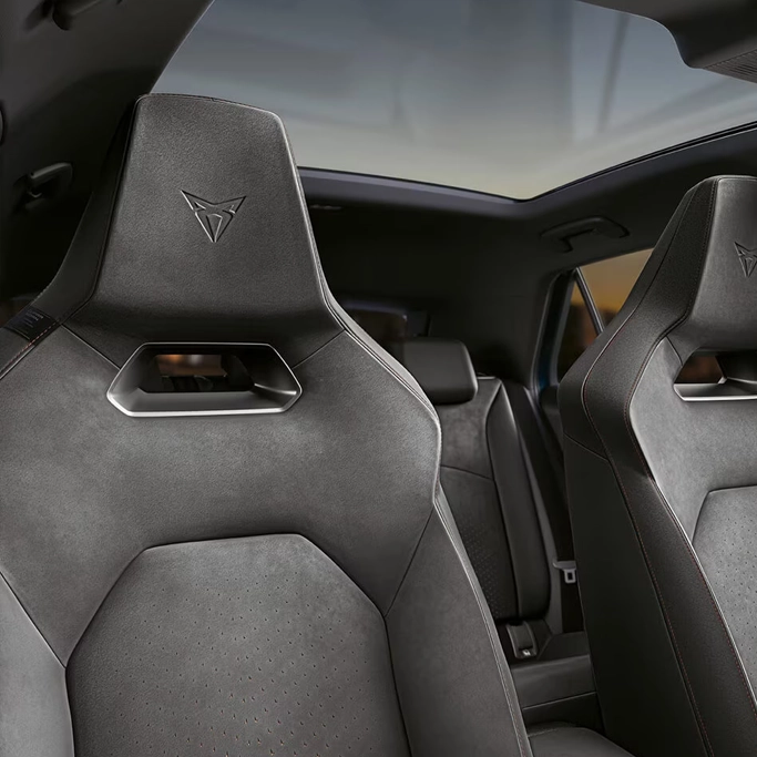 Vue siège de la Cupra Raval avec écran tactile