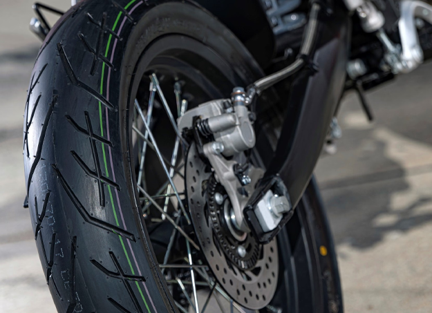 Détail de la roue arrière et du frein à disque de l'Aprilia SX 125