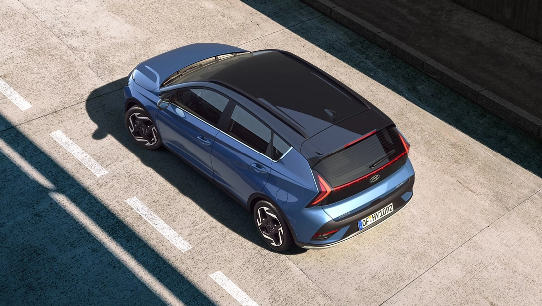 Vue avant du Hyundai BAYON sur fond noir