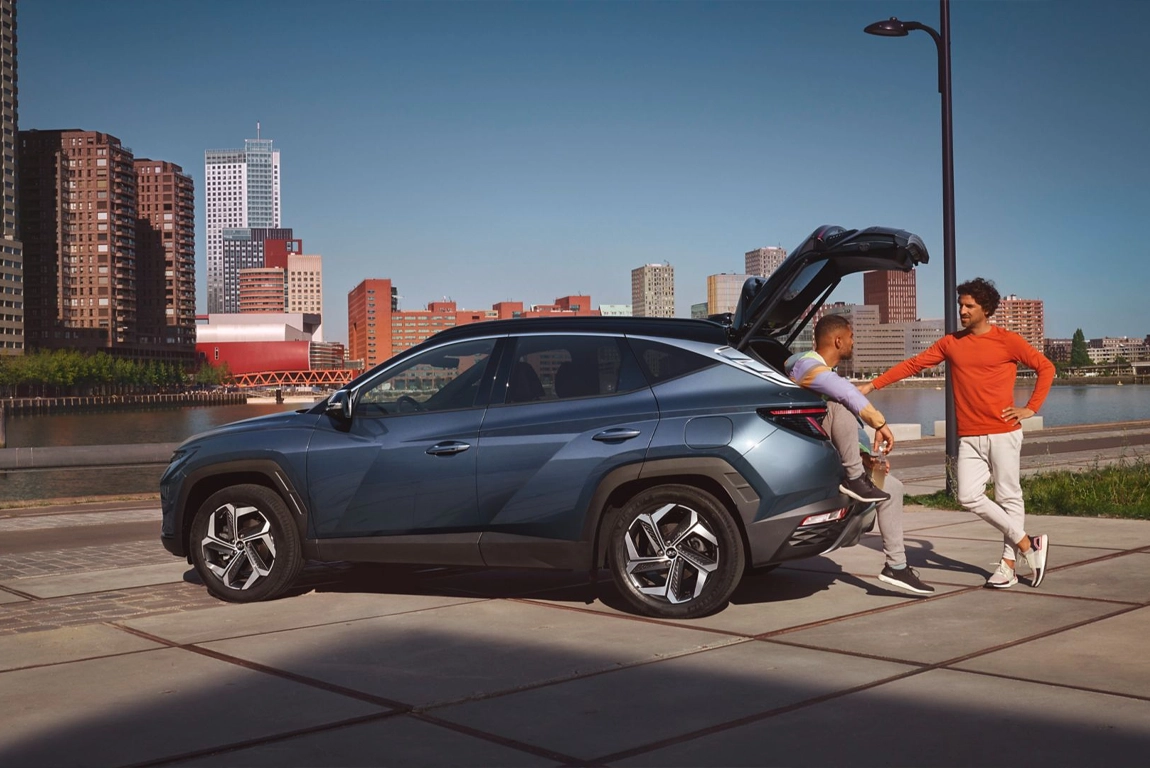 Vue latérale du Hyundai TUCSON Plug-in en mouvement