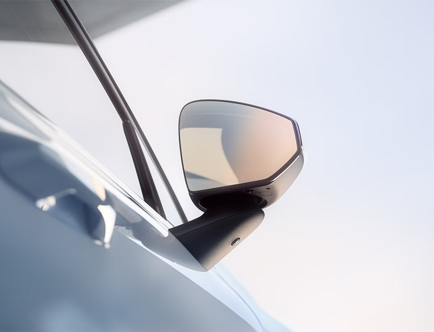 Vue retroviseur du Volvo EX30 avec interface connectée