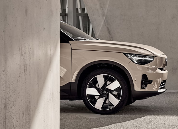 Profil latéral du Volvo EX40 électrique en stationnement