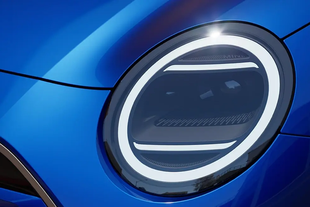 Vue avant phare de la MINI Cooper 3 portes essence